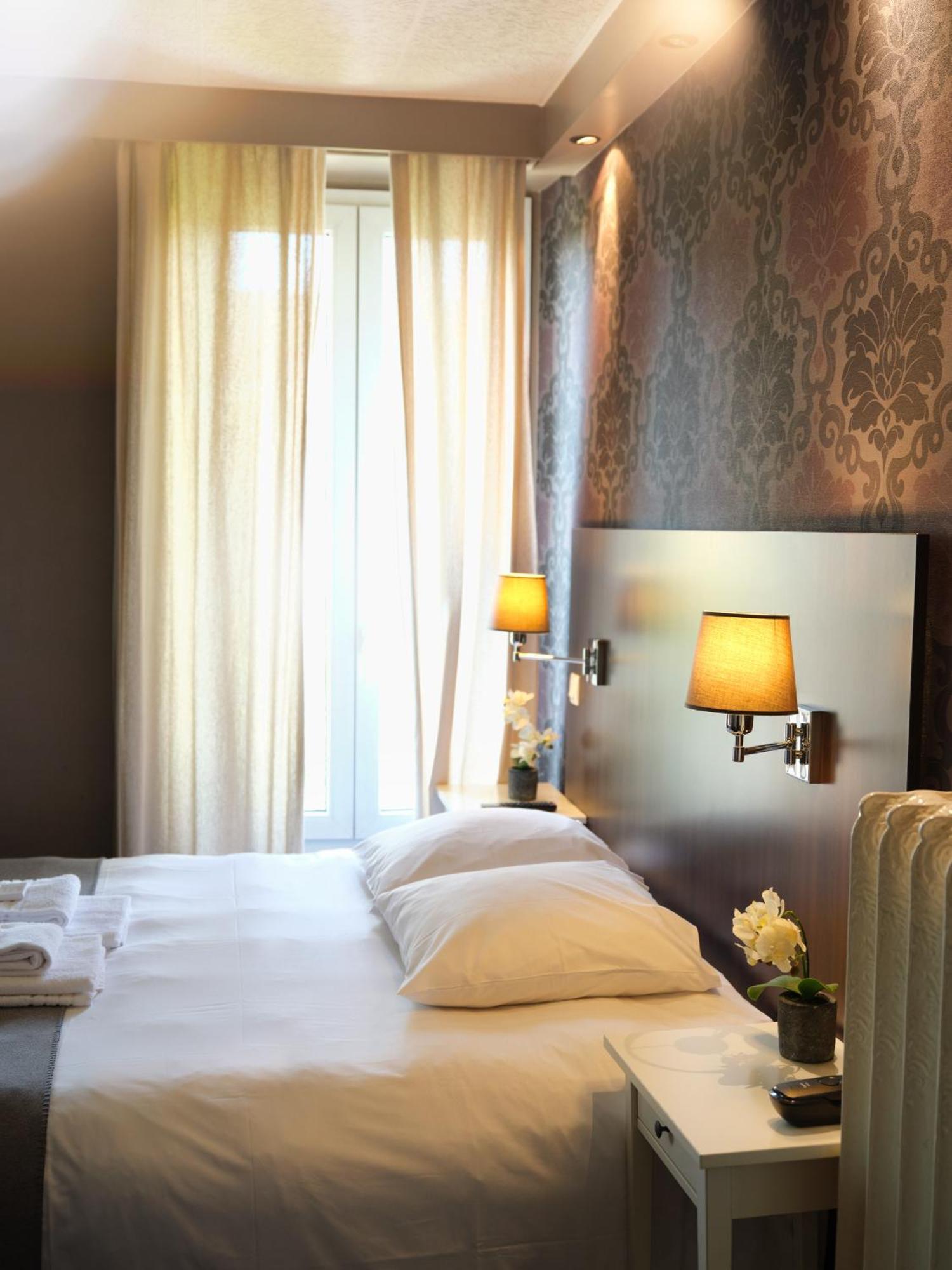 Hotel Les Negociants Валанс Екстериор снимка