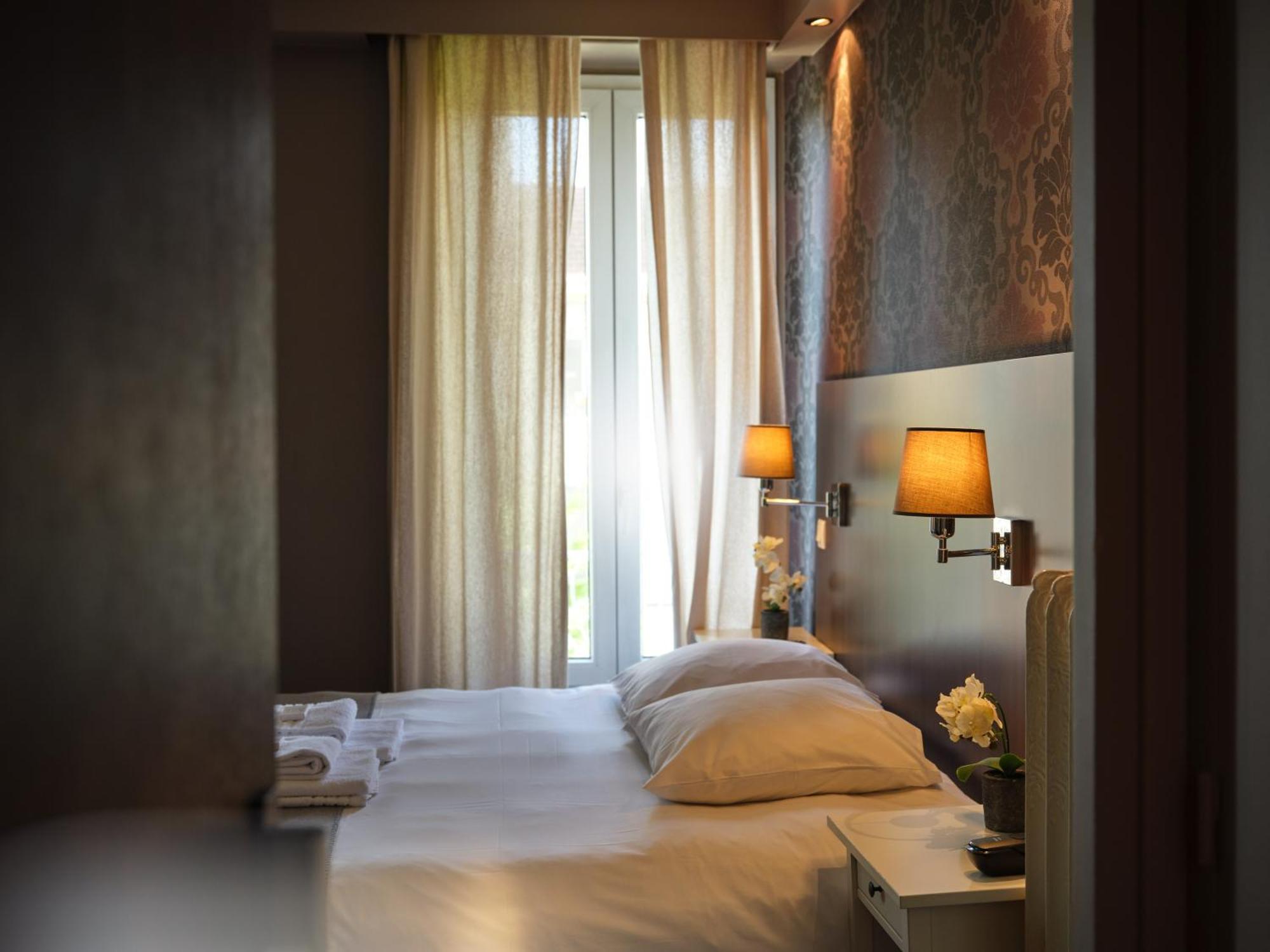 Hotel Les Negociants Валанс Екстериор снимка